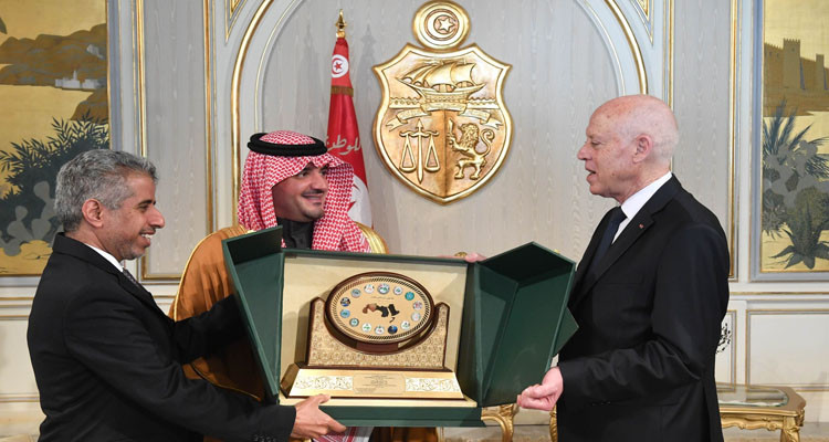 رئيس الجمهورية يتسلم الدرع التذكاري لمجلس وزراء الداخلية العرب