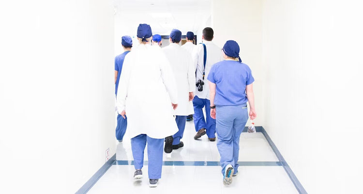 وزارة الصحّة توجّه عددا من أطبّاء الاختصاص للعمل بولاية قفصة