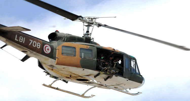 وزارة الدفاع: سقوط طائرة مروحية في عرض البحر وانتشال جثتين إلى حد الآن