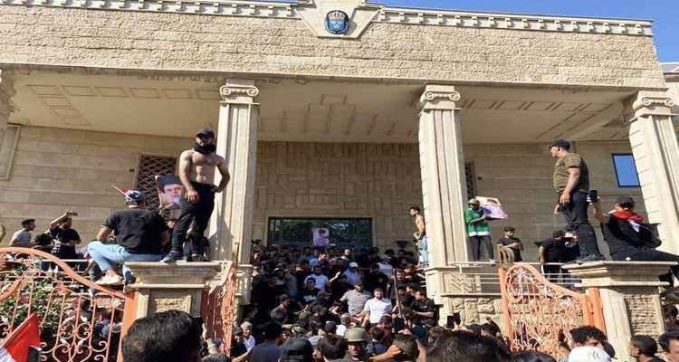 مئات العراقيين يقتحمون مقر السفارة السويدية ببغداد تنديدا بحرق القرآن