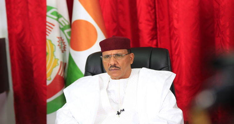 جنود من الحرس الرئاسي يحتجزون الرئيس محمد بازوم داخل القصر