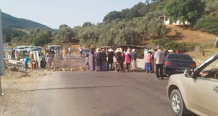 جندوبة: متساكنو قرية سيدي محمّد بعين دراهم يغلقون الطريق المؤدية الى طبرقة