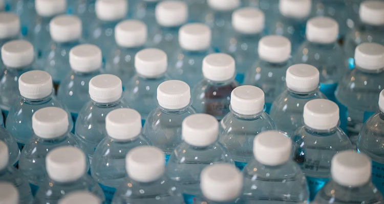 وزارة التجارة تحدد أسعار بيع المياه المعدنية وتضبط هوامش الربح القصوى