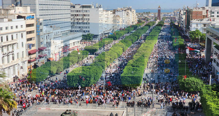 تعليق الدروس بعدد من المؤسسات التربوية والجامعية بسبب خروج التلاميذ والطلبة للتظاهر