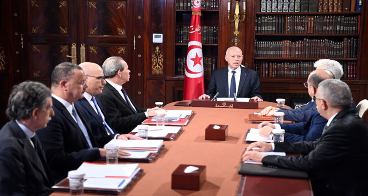 رئيس الجمهورية يتباحث مع بعض الوزراء سبل دعم الشعب الفلسطيني