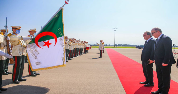 رئيس الحكومة يصل إلى الجزائر في أول زيارة خارجية رسمية 