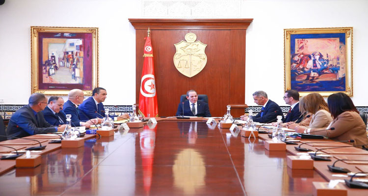 الحشاني يجتمع بلجنة القيادة الخاصة بإجراء تدقيق شامل لعمليات الانتداب بالقطاع العمومي