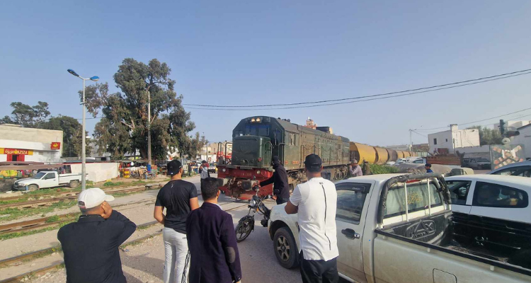 أهالي بئر بورقبة والتجار يطالبون بنقل السوق الأسبوعي بعيدًا عن السكة الحديدية