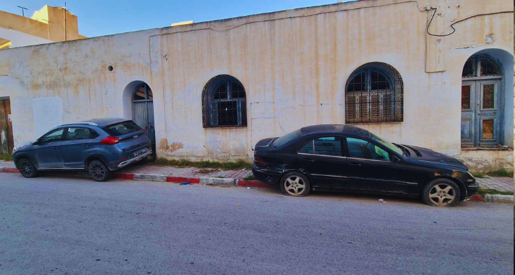الحمامات: سيارات مهملة منذ سنوات تغلق الطرقات وتحتل الأرصفة
