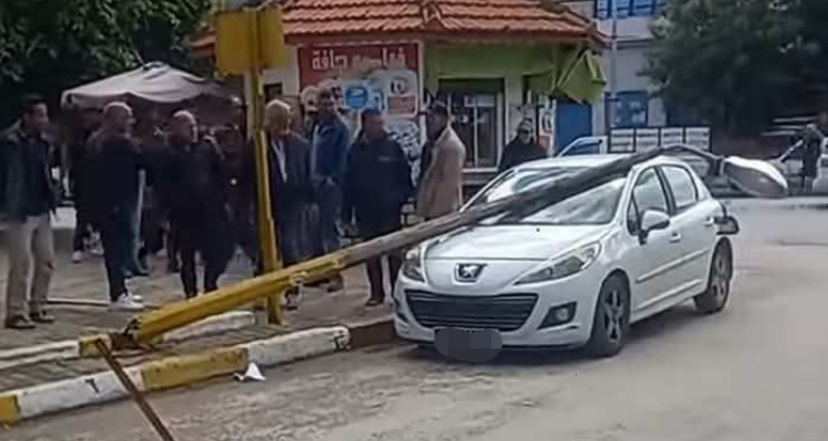 طبرقة : سقوط عمود كهربائي على سيارة رابضة بالطريق.