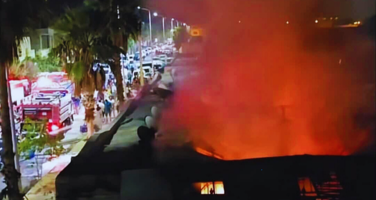 سيدي بوزيد: حريق ضخم بالسوق الأسبوعية يأتي على أكثر من 20 محل تجاري