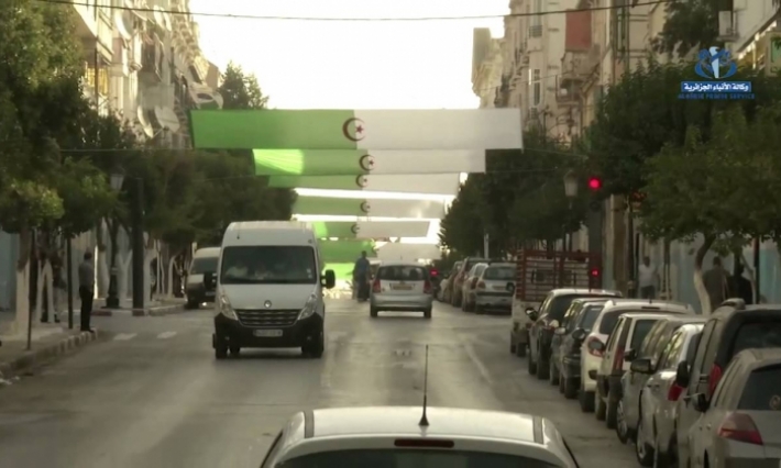 أهالي مدينة سطيف الجزائرية يطردون الوالي  بعد محاكمة شعبية (فيديو) 