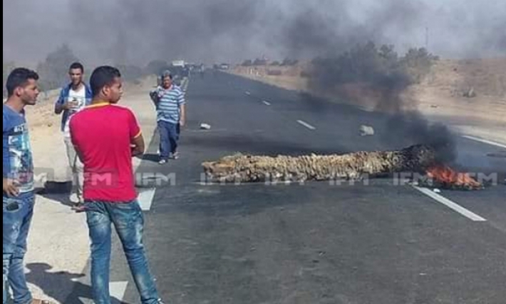 توزر: محتجون يغلقون الطريق الرابطة بين حزوة ونفطة
