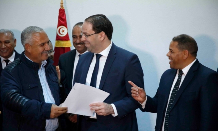 رئيس الحكومة يسلم عقود ملكية لعدد من متساكني معتمدية وادي مليز من ولاية جندوبة
