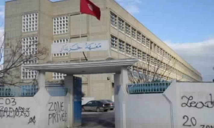 في معهد خزندار بباردو: أستاذ يعنّف قيّمة عامة أمام أنظار التلاميذ والمدير يرفض حضور الأمن (فيديو) 