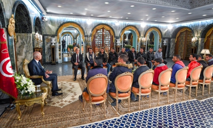 رئيس الجمهورية يستمع إلى شواغل مجموعة من شباب القصرين