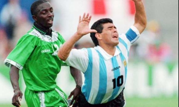 الفيفا تسلط عقوبة الشطب مدى الحياة ضد النجم الأسبق للمنتخب النيجيري 