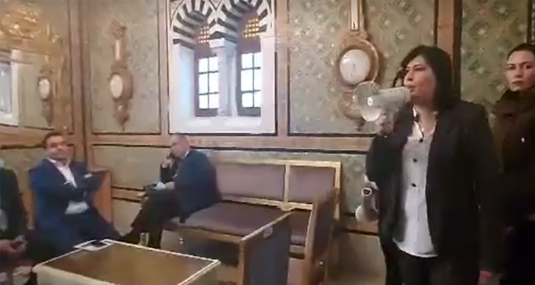 عبير موسي تقتحم اجتماع خلية الأزمة بمكبر الصوت