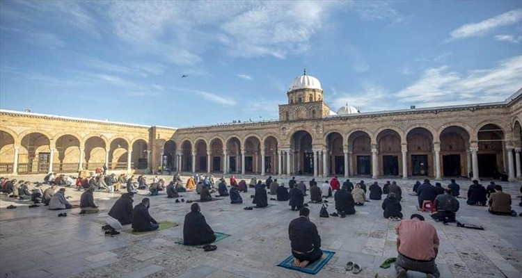 الصلوات في المساجد بشرط
