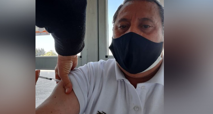 سمير عبد المومن يتلقى التلقيح ضد الكورونا