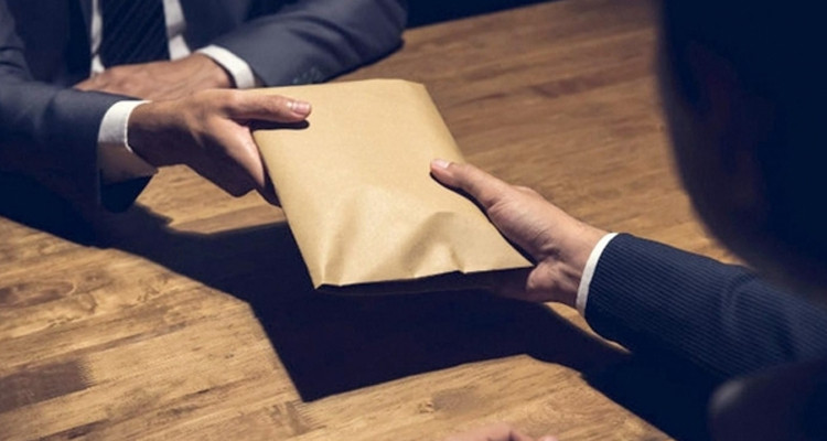 القبض على امرأة