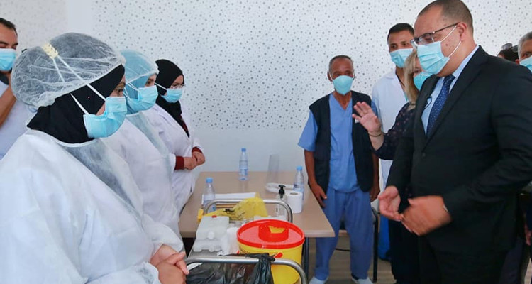 رئيس الحكومة يواصل تفقد مراكز التلقيح في الأرياف والمناطق البعيدة