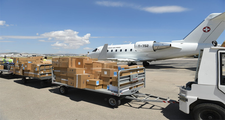 وصول طائرة مساعدات سويسرية الى مطار تونس قرطاج