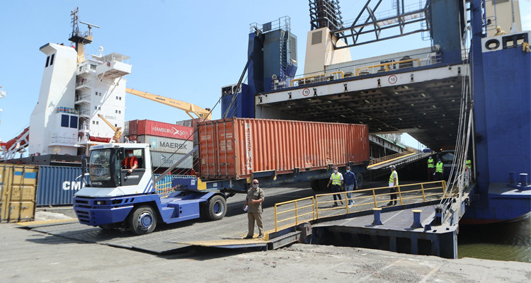 وصول دفعة أولى من المعدات والمستلزمات الطبية من إيطاليا