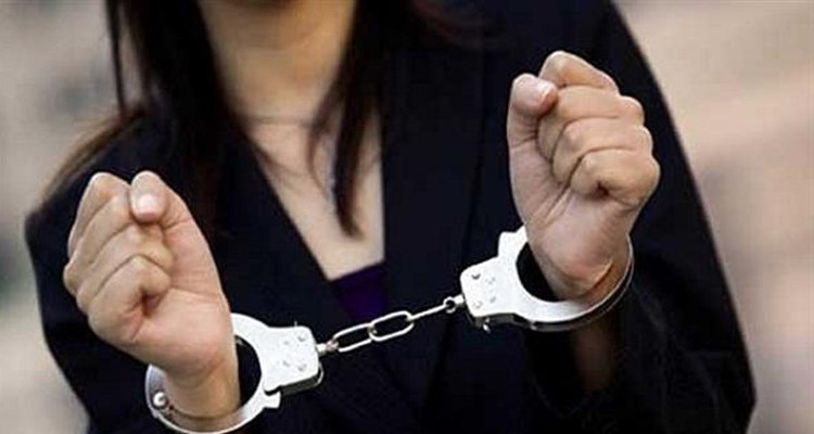 القبض على امرأة