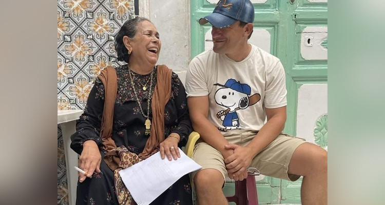 لطيفة القفصي تمسك سيجارة