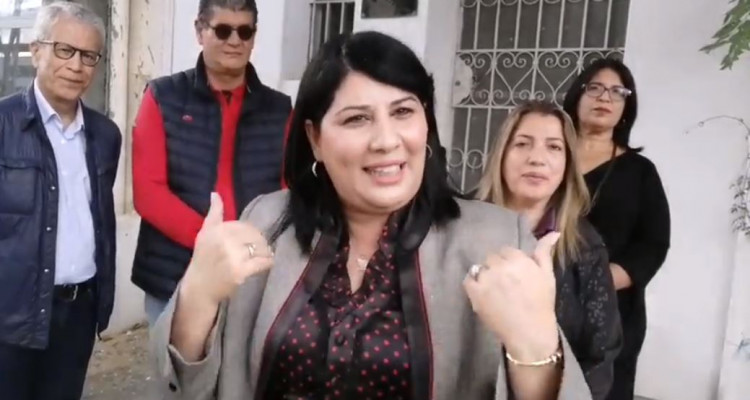 عبير موسي أمام مقر القرضاوي