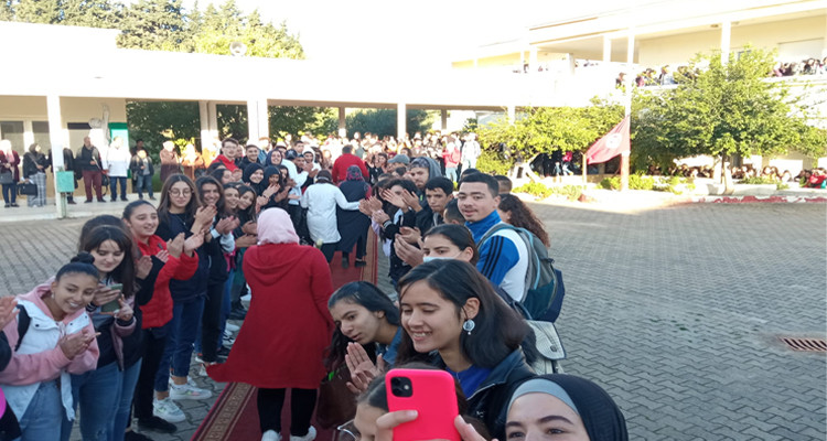 راس الجبل-بنزرت: تلاميذ معهد الشهيد أسامة شقرون يستقبلون أساتذتهم بالورود