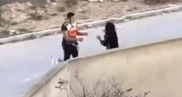 رجل يعنف زوجته في الشارع