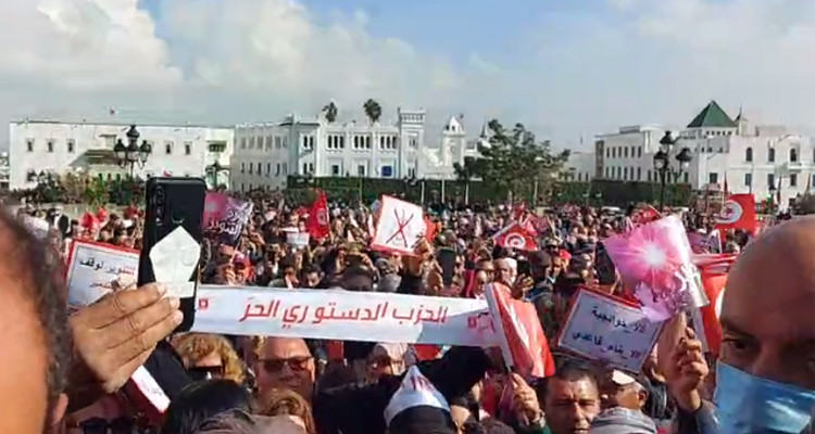 الدستوري الحر يحتج في ساحة الحكومة