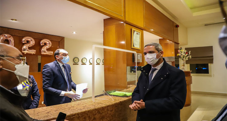 وزير السياحة يؤدي زيارة تفقد ليلية إلى عدد من الوحدات السياحية