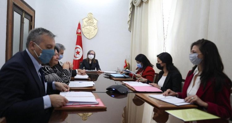 رئيسة الحكومة تتحادث مع فريق من البنك الدولي