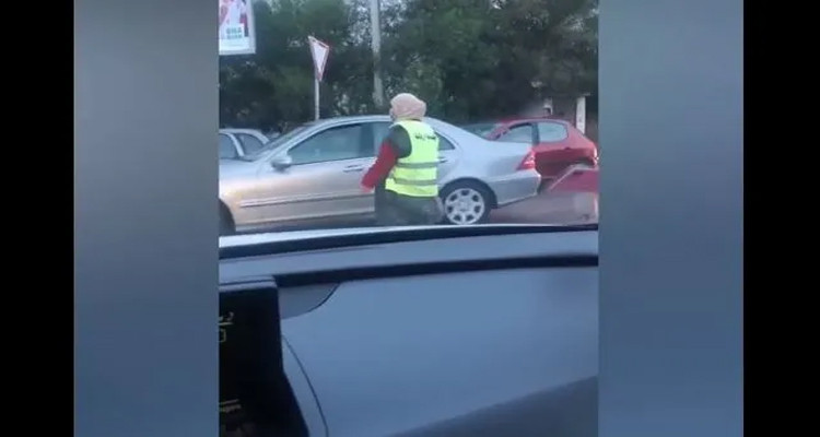 عاملة نظافة تنظم اشارات المرور وسط العاصمة