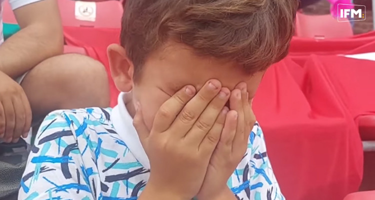 وهبي الخزري يهدي مريول المنتخب لمشجع صغير