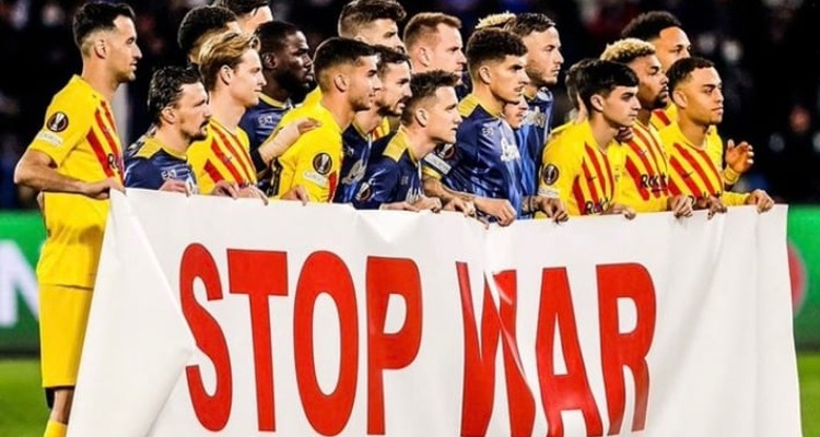 لاعبو برشلونة ونابلي يرفعون لافتة "أوقفوا الحرب"
