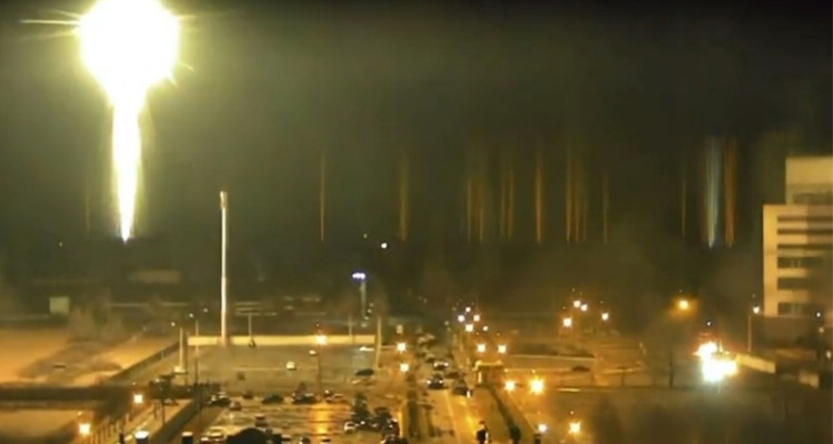 قصف روسي يستهدف مبنى بمحطة زابوريجيا النووية بأوكرانيا