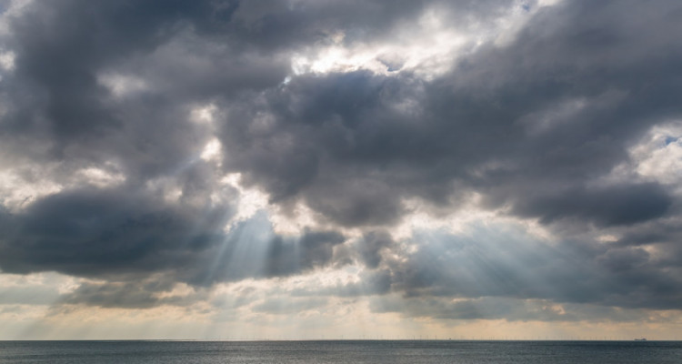 الليلة: أجواء مغيمة وأمطار متفرقة