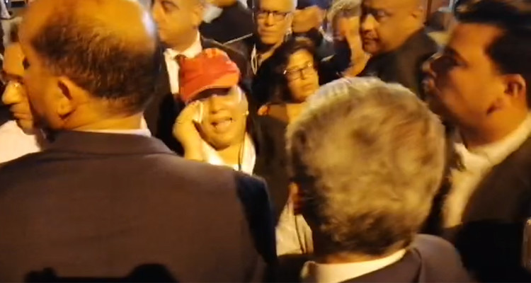 عبر موسي تبكي وتحتج على افتكاك أمني لغطائها