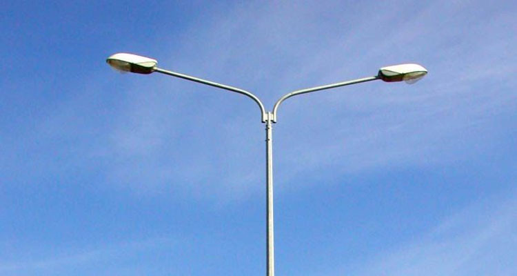 شخص يتسلق عمود انارة عمومية