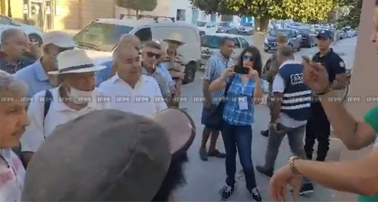 الحمامات: احتقان أمام مركز الاقتراع بمدرسة شارع بورقيبة بسبب تأخر توقيت فتح المر