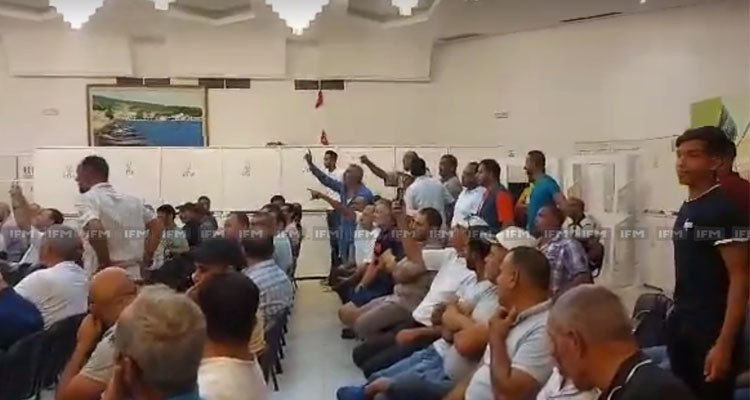 تشنّج واحتقان يوقف ندوة اتحاد الفلاحة وبن عياد يتهم أنصار الزار