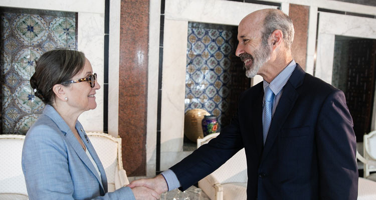 رئيسة الحكومة تستقبل السفير الكندي بتونس بمناسبة انتهاء مهامه