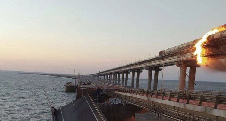 انفجار فوق جسر يربط روسيا بالقرم