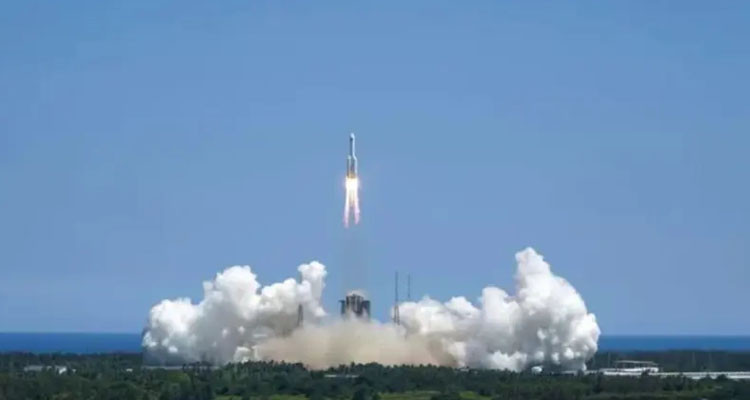 مرة أخرى صاروخ صيني يخرج عن السيطرة ويثير الرعب