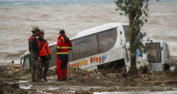 إيطاليا: مقتل 8 أشخاص وفقدان عدد آخر في انهيار أرضي