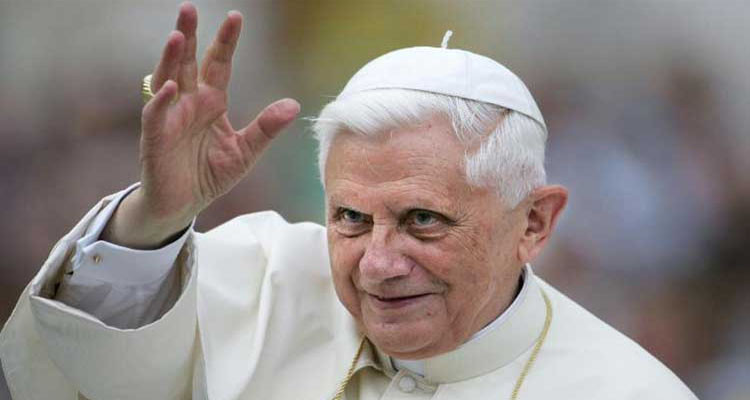 وفاة بابا الفاتيكان السابق